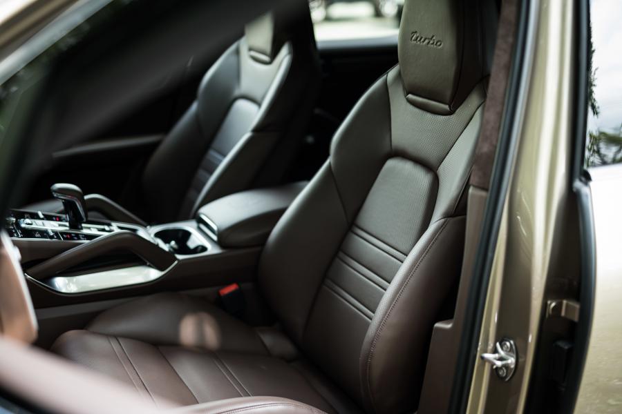 Интерьер Porsche Cayenne Turbo (PO536) 2018 года  (JP) (фото 2 из 24)